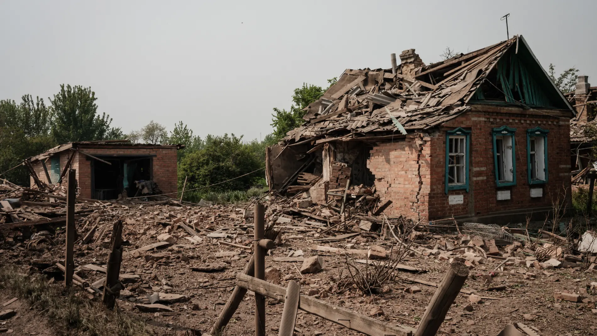 Ataque ruso a escuela usada como refugio deja dos muertos y 60 desaparecidos